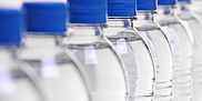 Lebensmittelkontaktmaterialien aus Kunststoff können Getränkeflaschen sein.