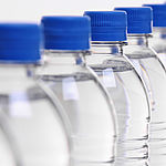 Lebensmittelkontaktmaterialien aus Kunststoff können Getränkeflaschen sein.