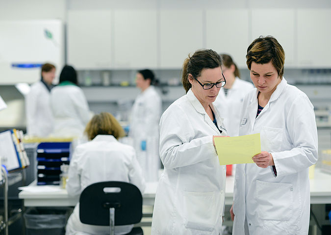 WESSLING Expertinnen während Auswertung chemisch-physikalischer Lebensmittelanalytik