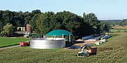 Fotoaufnahme Biogasanlage und Maisfeld von oben