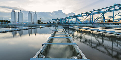 Industrieabwasser in Klärbecken einer Kläranlage