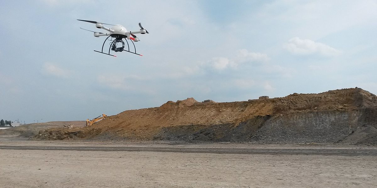 Drohnenflug über Baugelände