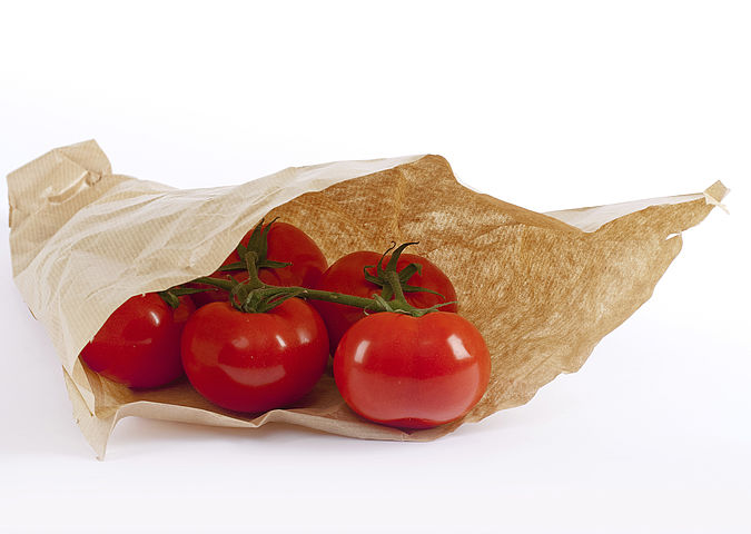 Lebensmittelkontaktmaterialien aus Papier, wie hier Papiertüte für Gemüse