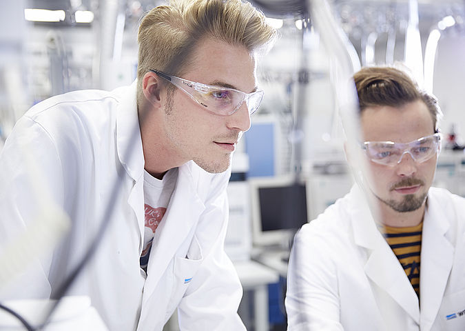 Zwei Chemiestudenten im WESSLING Labor.