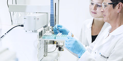 Im Labor für Lebensmittelanalytik: Laborantinnen während der Untersuchung auf Rückstände und Kontaminanten